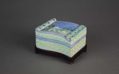 A Chinese famille rose box and cover, Qing Dynasty