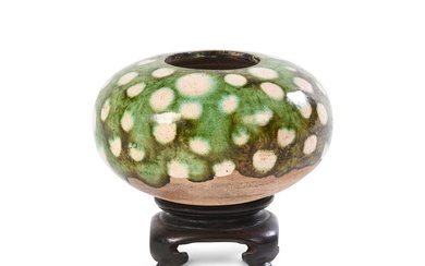 A Chinese green and white glazed pottery jar