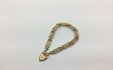A Dainty 9ct Gold Gate Link Style Bracelet, to 9ct gold hear...