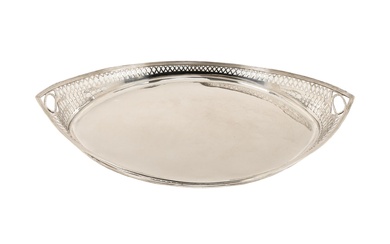 A Dutch silver pointed oval serving tray with ajour sides, marked for Klaas Wijns, Zwolle, 1799. H. 5 cm. W. 37 cm. Total weight: 619 g.