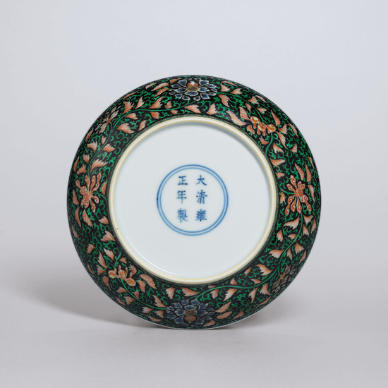 A FINE BLACK-GROUND FAMILLE VERTE DISH, YONGZHENG SIX-CHARACTER MARK IN UNDERGLAZE BLUE WITHIN A DOUBLE CIRCLE AND OF THE PERIOD (1723-1735)