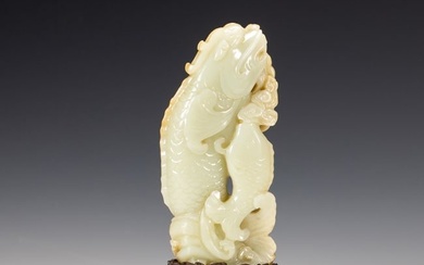A FINE CHINESE CARVED JADE DOUBLE FISHES DECORATION