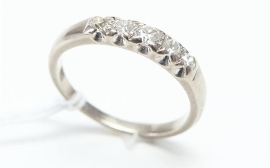 A FIVE STONE OLD EUROPEAN CUT DIAMOND RING IN 18CT GOLD, SIZE K, 3.2GMS