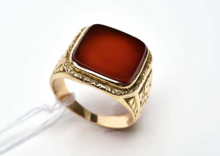 A GENTS CARNELIAN SIGNET RING IN 14CT GOLD, SIZE M