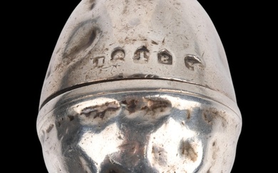 A George III silver egg nutmeg grater case, maker IT, Birmin...