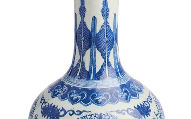A LARGE CHINESE BLUE AND WHITE 'DRAGON' BOTTLE VASE, QING DYNASTY, 19TH CENTURY