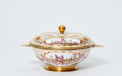 A Meissen porcelain ecuelle with Hoeroldt Chinoiseries