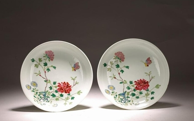 A PAIR OF FAMILLE ROSE 'FLOWER & BUTTERFLIES' DISHES