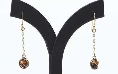 A PAIR OF TIGER-EYE DROP EARRINGS WITH DETAILS IN 9CT GOLD, TO SHEPHERD HOOKS IN SILVER GILT, LENGTH 35MM