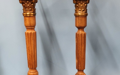 A PAIR OF WOOD AND BRASS CORINTHIAN COLUMN TABLE LAMPS SUPPORTED ON SQUARE FEET. H 63cms