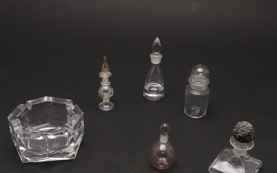 A SILVER TOPPED SCENT BOTTLE IN THE STUART DEVLIN STYLE, TOGETHER WITH OTHER GLASS ITEMS.
