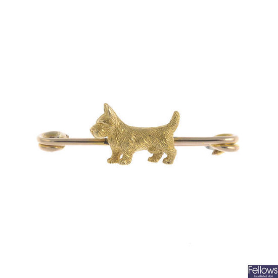 A Scottish Terrier dog bar brooch.