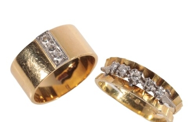 A THREE STONE DIAMOND RING three brilliant-cut diamonds claw...