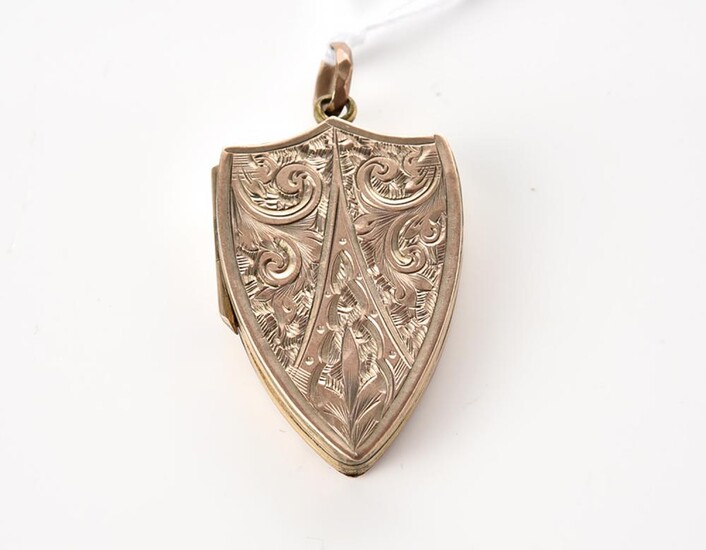 A VICTORIAN GOLD CASED SHIELD LOCKET, TOTAL LENGTH 35MM
