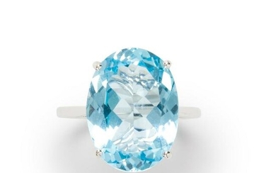 A blue topaz and ten karat white gold ring