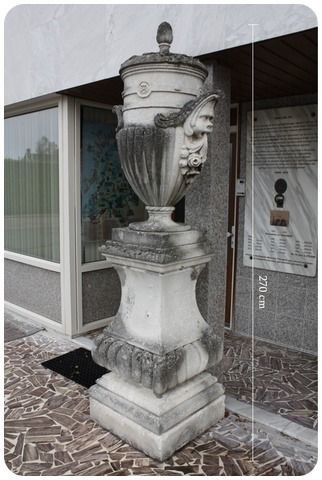 A large garden Urn ("Coppa") on pedestal - carved Vicenza stone - 20th century