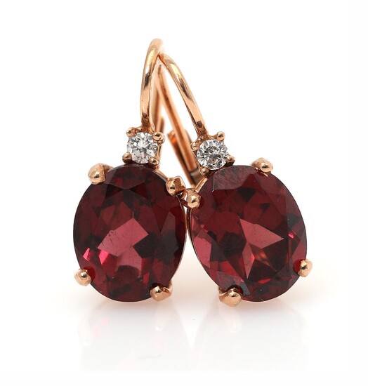 SOLD. A pair of ear pendants each set with an oval-cut garnet and a diamond, mounted in 18k rose gold. L. app. 19 mm. (2) – Bruun Rasmussen Auctioneers of Fine Art