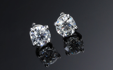 A pair of solitaire earrings in 18 kt. white gold - total approx. 0.60 ct. IGI reports included. (2)