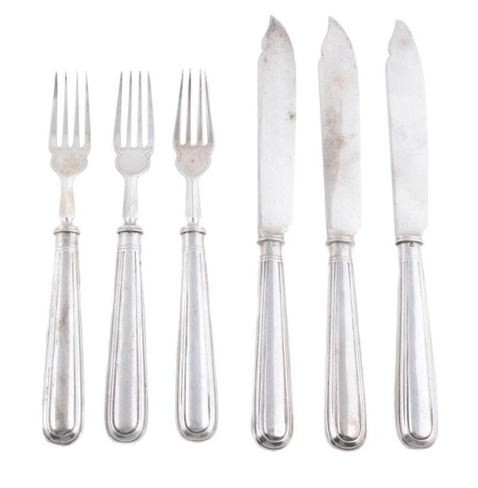 A set of twelve Edwardian silver threaded fish knives and forks by The Goldsmiths & Silversmiths Ltd