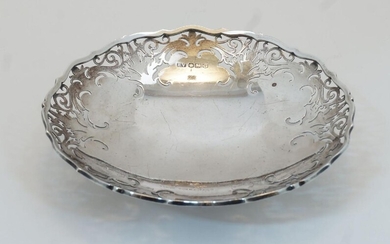 A silver dish, Sheffield, 1949, Viner's Ltd, of circular form with pierced scrolling foliate border and scalloped rim, on circular foot, 16.5cm diameter, weight approx. 7.5oz