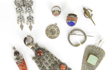 AFRIQUE DU NORD : Lot de bijoux divers comprenant deux bagues, une chaine de main,...