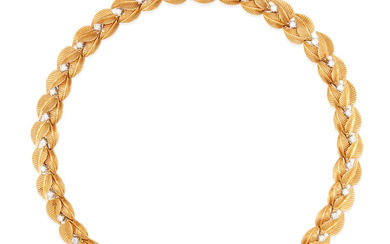 AN 18K GOLD AND DIAMOND NECKLACE