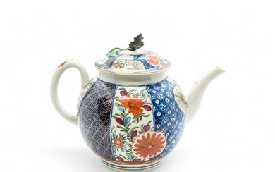 AN 18TH CENTURY WORCESTER IMARI TEAPOT With silver leaf fini...