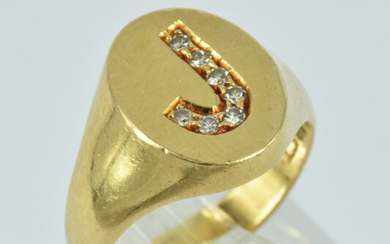 AN 18ct YELLOW GOLD FLAT OVAL TOP SIGNET RING