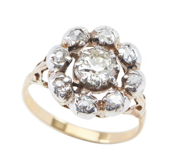 AN ANTIQUE DIAMOND CLUSTER RING