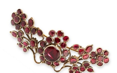AN ANTIQUE GARNET BROOCH, EARLY 19TH CENTURY in yellow