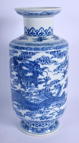 AN EARLY 20TH CENTURY CHINESE BLUE AND WHITE PORCELAIN