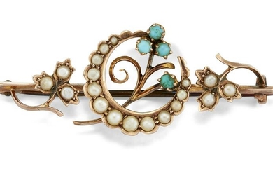 AN EDWARDIAN 9CT TURQUOISE AND SPLIT PEARL BROOCH, the