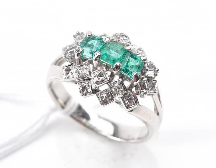AN EMERALD AND DIAMOND DRESS RING IN 18CT WHITE GOLD, SIZE O, 5.9GMS