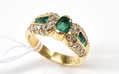 AN EMERALD AND DIAMOND RING IN 18CT GOLD, THE CENTRAL EMERALD WEIGHING 0.50CTS AND DIAMONDS TOTALLING 0.72CTS SIZE O, 7.1GMS