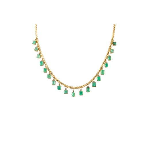 AN EMERALD FRINGE NECKLACE, set in 18ct yellow gold, compris...