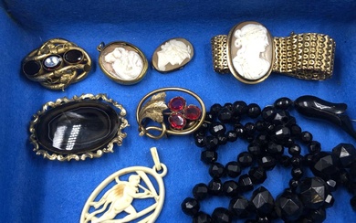 ANTIQUE AND LATER JEWELLERY CONTAINED IN AN INLAID WOODEN CASE TO INCLUDE CAMEO BRACELET, BLACK