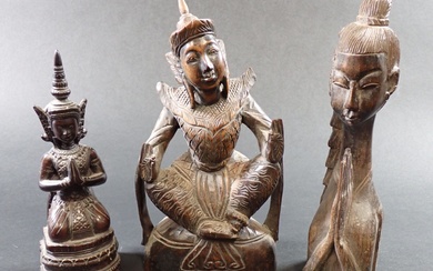 ASIE du SUD-EST : Trois statuettes en bois exotique sculpté représentant un adorant, une femme...