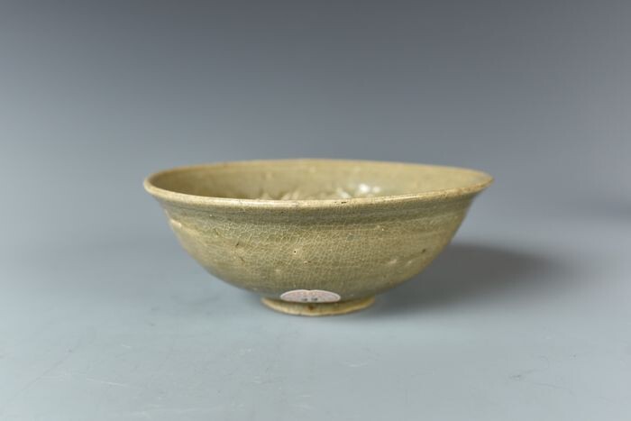 Alms bowl, Bowl, Tea bowl (1) - Celadon, Longquan - Porcelain - Flowers - 龍泉青釉印菊紋碗( Lot.22) - China - Ming Dynasty (1368-1644)