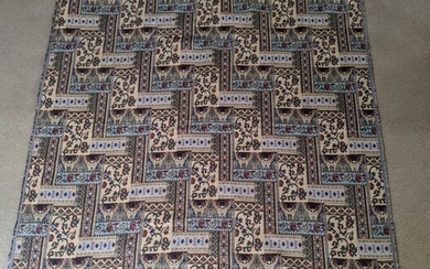Un tapis textile en tapisserie brodée, 70cm x 40cm