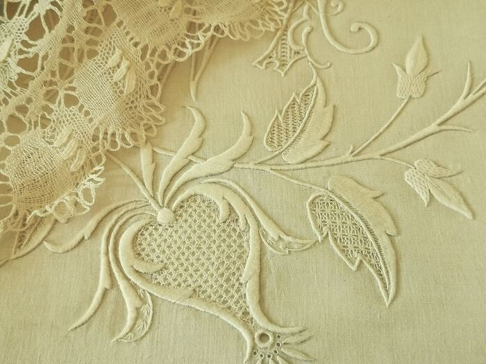 Antique pure linen bedding set with lace and large hand embroidery. (2) - Linen - Early 19th century
