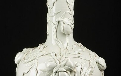 Arte Cinese A large globular blanc de Chine porcelain