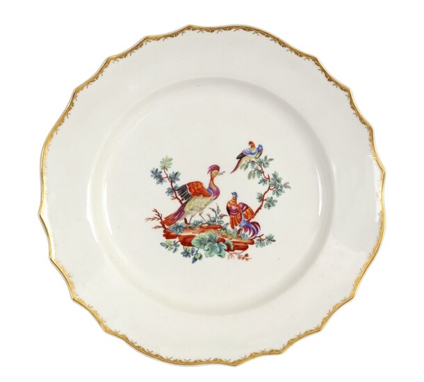 Assiette creuse chantournée en porcelaine polychrome de Tournai à décor d’oiseaux imaginaires Travail du XVIIIe...