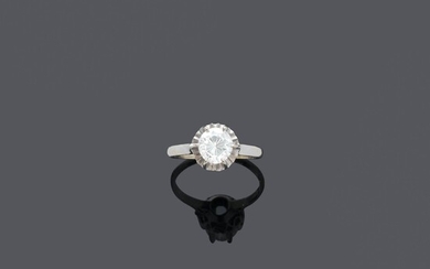 BAGUE BRILLANTE, circa 1950.Or blanc 750, 2g. Modèle solitaire classique, serti d'un diamant taille brillant...