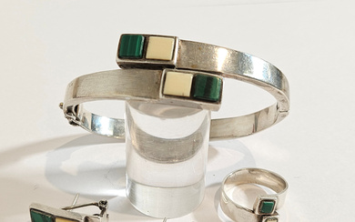 BRACELET, EARRINGS AND RING SET IN STERLING SILVER WITH MALACHITE AND BONE.