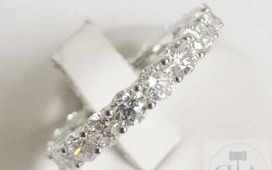 Bague/alliance "Eternity" en or blanc entièrement incrusté pour un total de 3.75 cts de diamants...