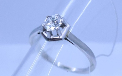 Bague solitaire en or gris (18Kt) sertie d'un diamant d'env. 0,40 cts GH SI TD...