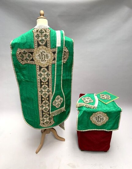 Beautiful ORNAMENT in green moiré silk, the orphreys in large point with IHS and quatrefoil decoration. Complete with its accessories, worthy for worship.