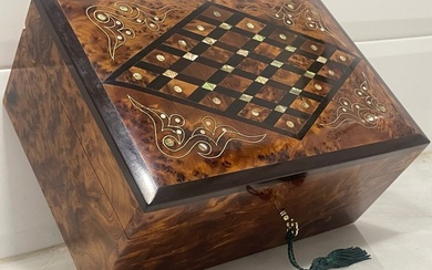 Box (1) - Mother of pearl, Wood (Rosewood), Wood (Thuya), Marquetry
