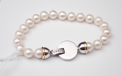 Bracelet, perles de culture, avec important fermoir, or gris, or jaune et petits diamants, poids...