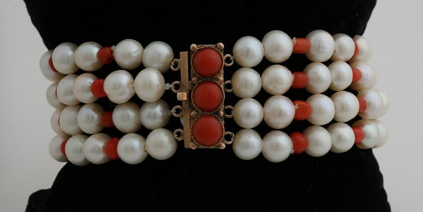 Bracelet with pearl and red coral with yellow gold